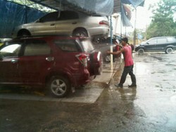 Jelang Lebaran, Jasa Pencucian Mobil Laris Manis