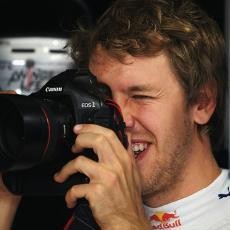 Para Pebalap F1 Jualan Foto untuk Amal