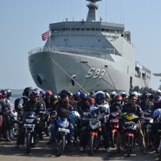 Asyiknya Mudik Naik Kapal Perang