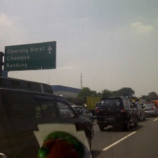 Ruas Tol Cikampek Padat, Laju Mobil 0-30 Km/jam