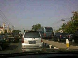 Hindari Macet Pantura, 2 Truk TNI Nekat Lawan Arus