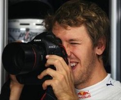 Pembalap F1 Jualan Foto Demi Amal