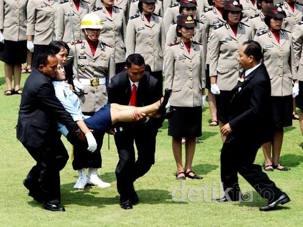 Seorang Peserta Pingsan di Depan Presiden