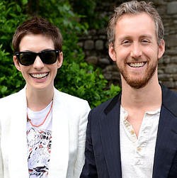 Anne Hathaway Tak Sabar Menikah & Punya Anak