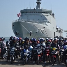 Asyiknya Mudik Naik Kapal Perang 