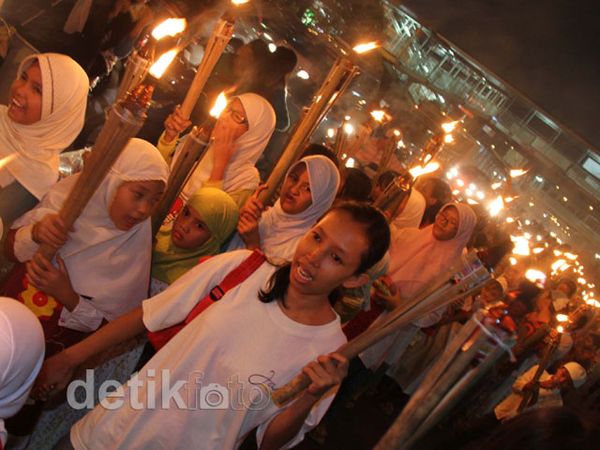 Ratusan Warga Palmeriam Takbir Keliling Dengan Pawai Obor Ratusan Warga Palmeriam Takbir Keliling Dengan Pawai Obor