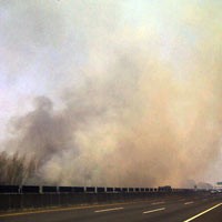 Waspadai Tol Satelit Km 10.200, Asap Kebakaran Ganggu Pandangan