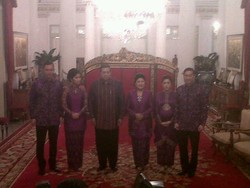 Kompak Berseragam Ungu, Keluarga SBY Sungkeman di Istana Negara