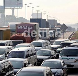 Antrean Menuju Pintu Tol Cikarang Utama Capai 8 KM