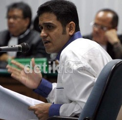 Nazar Ikut Salat Id Tanpa Baju Tahanan KPK