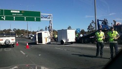Bus yang Ditumpangi Wisatawan Indonesia Terguling di Queensland Australia