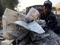 Mengais Rezeki Usai Salat Idul Fitri