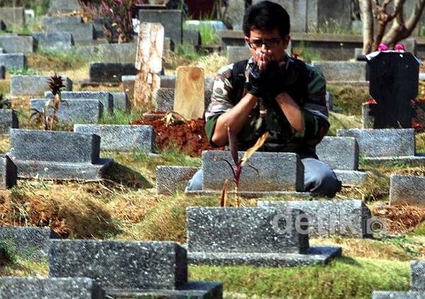 Usai Salat Id, Warga Lakukan Ziarah Kubur