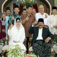 Pakde Karwo Open House di Grahadi, Warga Disuguhi Opor Ayam