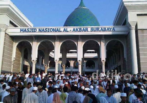 Umat Islam Salat Id di Masjid Al Akbar
