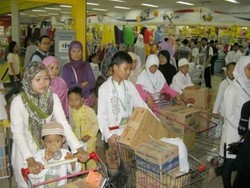 Dapat Voucher Belanja, 22 Anak Yatim Riang Ngeborong di Carrefour