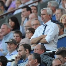 Dorong Hakim Garis, Pardew Minta Maaf