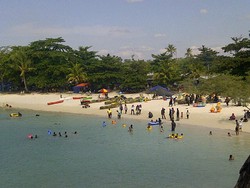 Hari Kedua Lebaran, Pantai Laskar Pelangi Ramai Dikunjungi Wisatawan