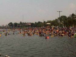 Meski Air Keruh & Penuh Sampah, Warga Antusias Berenang di Pantai Ancol
