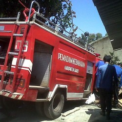 Diduga Rem Tangan Blong, Mobil Damkar Seruduk Motor dan Gubuk