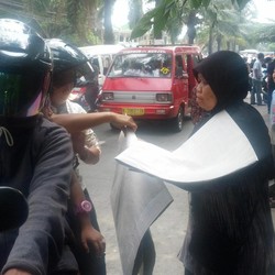 Ragunan Dipadati Pengunjung, Penjual Tikar Nikmati Untung