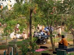 Ratusan Orang Berziarah ke TPU Karet Tengsin