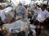 Foke dan Warga Bersih-bersih Pantai Ancol