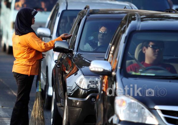 Pengemis Berkedok Penyapu Jalan Marak di Jakarta