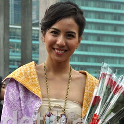 Sambut Lebaran, Tya Ariestya Rancang Seragam