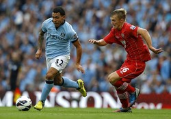 Carlos Tevez menggedor pertahanan Southampton. Dalam pertandingan ini, Teves membuka keunggulan untuk City di menit ke-40. Reuters/Phil Noble.