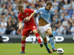 Edin Dzeko berusaha melewati Steven Davi. Dalam pertandingan ini, Dzeko membobol gawang Southampton di menit 72. Reuters/Phil Noble.