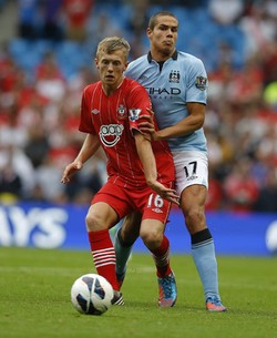 Jack Rodwell berusaha menghentikan pergerakan James Ward Prowse. Dalam pertandingan ini, Southampton dua kali membobol gawang City. Gol tersebut dicetak oleh Ricky Lambert dan Stephen Davis. /Phil Noble
