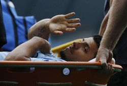 Sergio Aguero ditandu keluar lapangan ketika pertandingan baru berjalan 10 menit. Aguero cedera usai ditekel oleh Nathaniel Clyne. Reuters/Phil Noble.