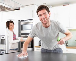 Agar Suami Mau Bantu Bersihkan Rumah Saat Pembantu Mudik