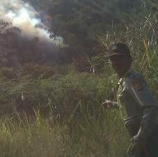 Tukang Ojek Ikut Bantu Padamkan Api di Gunung Papandayan