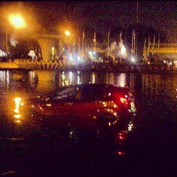 Ngebut, Ford Fiesta Nyemplung di Kolam Bundaran BI