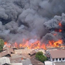 Asap Tebal Membumbung Tinggi dari Lokasi Kebakaran di Pondok Bambu