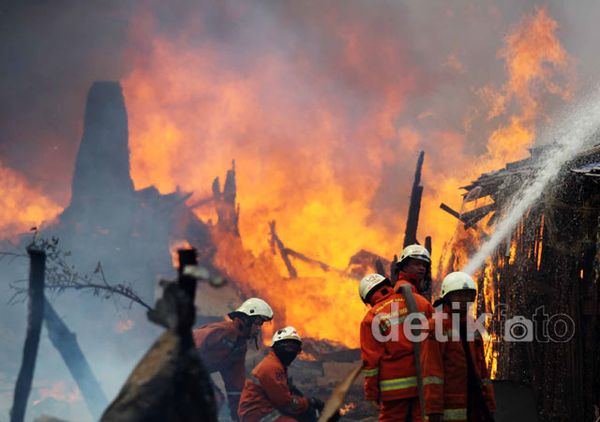 Api Lalap Pemukiman Padat di Pondok Bambu