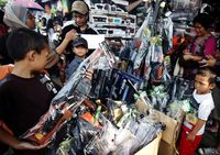 Lebaran, Toko Mainan Ramai Pembeli