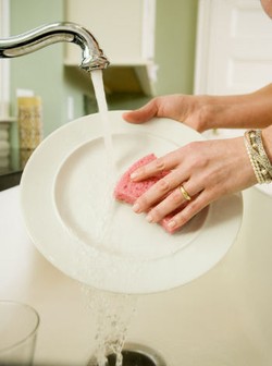 Cucian Piring Menumpuk? Coba Lakukan Trik Ini!