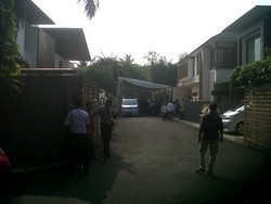 Menjelang Pemakaman, Kerabat Direktur Adaro Mulai Berdatangan