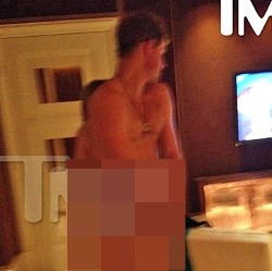 Beredar Foto Bugil Pangeran Harry Bersama Seorang Perempuan