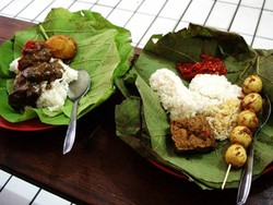 Hmm..Sedap Nikmat Nasi Jamblang Berbungkus Daun Jati