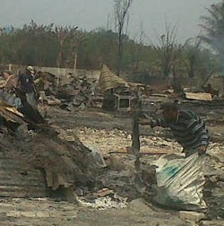 Warga Cari Barang yang Bisa Dijual di Lokasi Kebakaran Pd Bambu