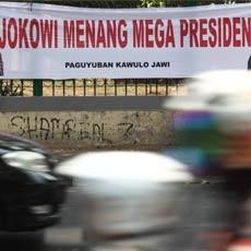 Relawan Copot Spanduk Jokowi Menang Mega Presiden
