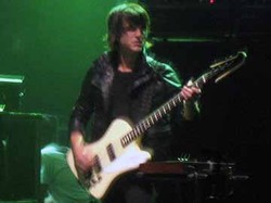 Bassist Kings of Leon Luncurkan Band Sampingan, Smoke and Jackal