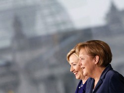 Merkel dan Hillary, Perempuan Terkuat di Dunia