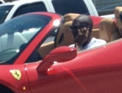  Naik Ferrari, Kobe Bryant Sibuk Teleponan