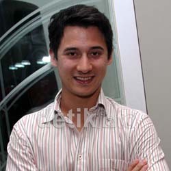 Nino Fernandez Bergaya Casual
