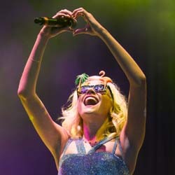 Penampilan Enerjik Pixie Lott di Atas Panggung